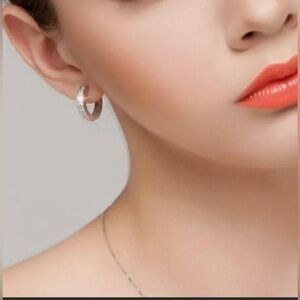 NEW 925 STERLING SILVER
BOUTIQUE
DIAMOND HOOPS EARRINGS